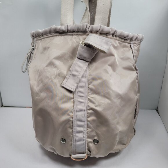 Lululemon Athletica Women's Light Gray Gym Bucket Duffle Bag - Picture 2 of 12
